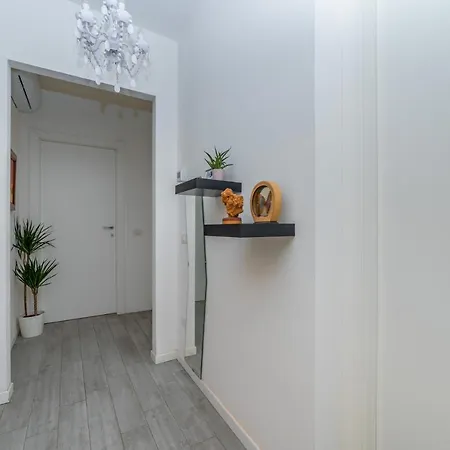 Guesthost - Residential Flat With Balconyparma Residential Con Balcone * Parma