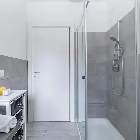 Guesthost - Residential Flat With Balconyparma Residential Con Balcone Parma